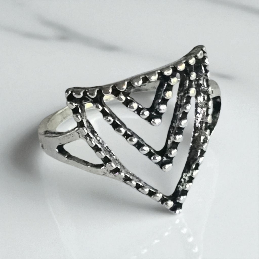 CHEVRON STUDDED GEOMETRIC QUALITY TITANIUM SILVER NEW SIZE 7 STATEMENT RING